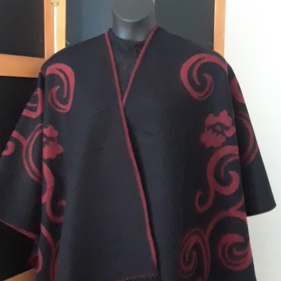 Reversible Printed Poncho w/fringes - Picture 11 of 16